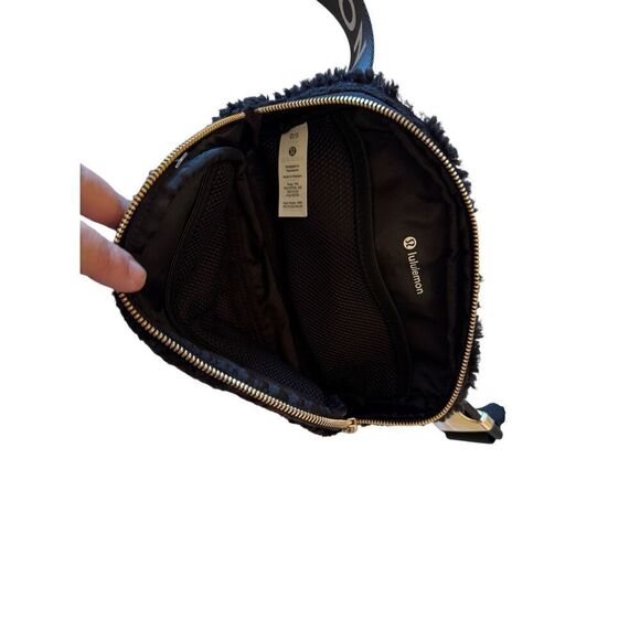 Lululemon Womens Black Zip Closure Peloton Sherpa Adjustable Strap Crossbody Bag - Picture 8 of 15